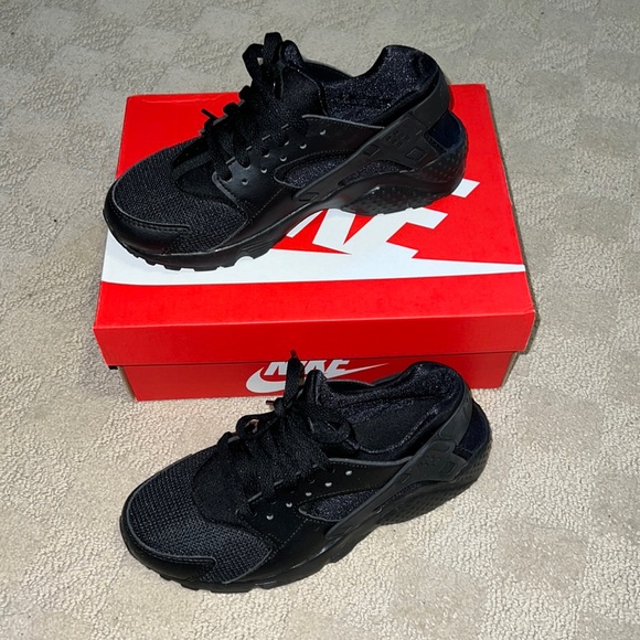 Women’s Nike Huarache Black - Picture 1 of 3